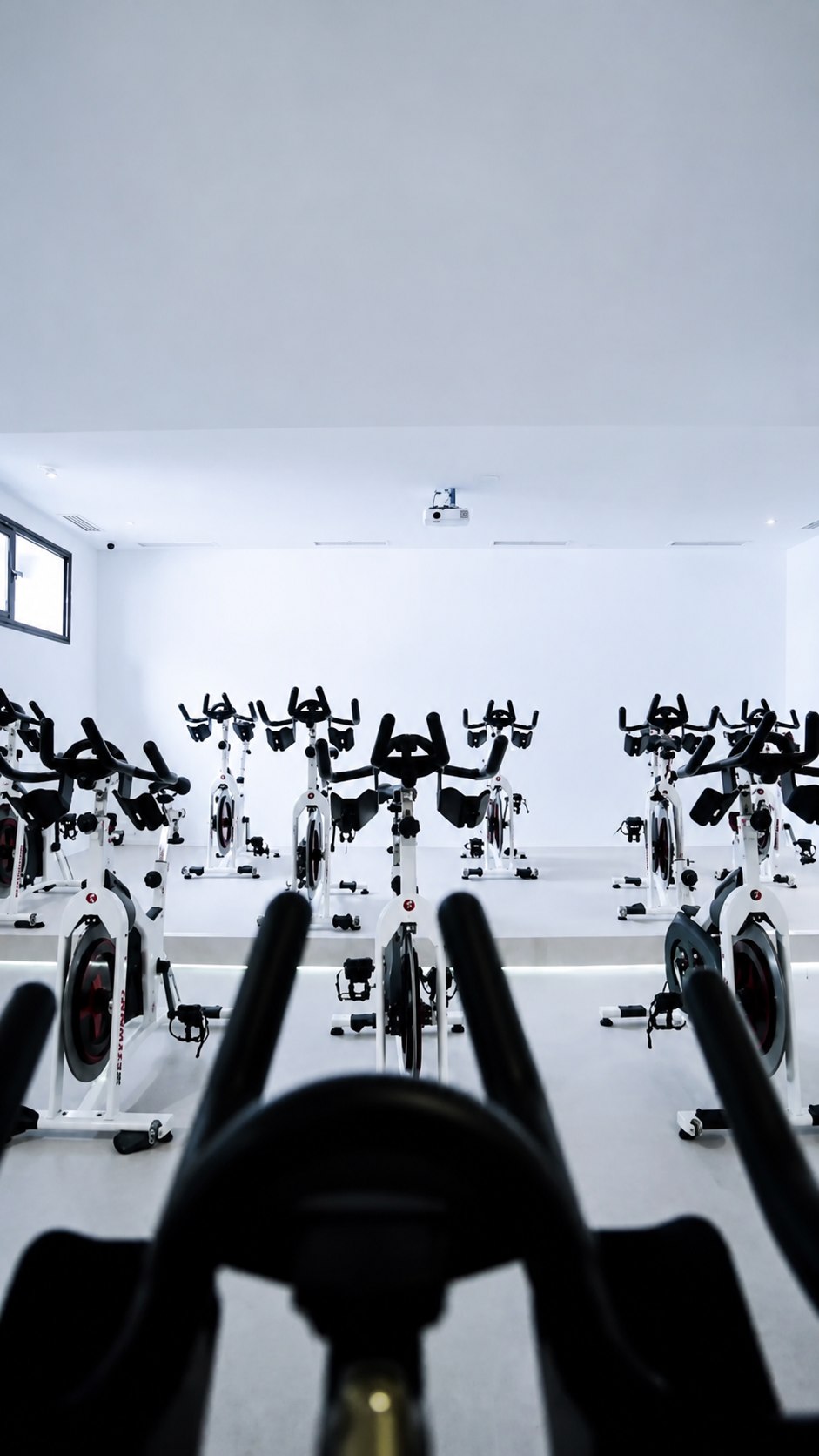 Studio cycling blanc avec velos alignes
