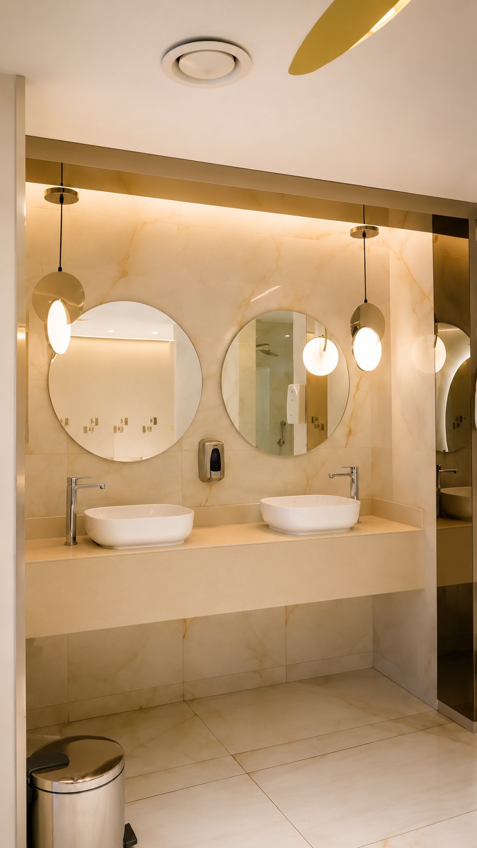 Salle d'eau lumineuse avec miroirs ronds