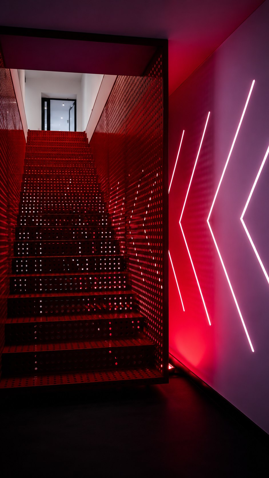 Escalier rouge avec lignes lumineuses