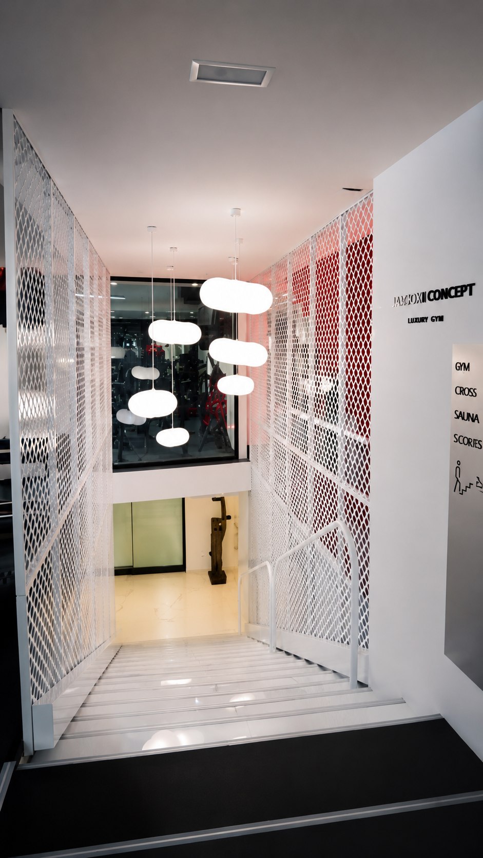 Escalier blanc avec luminaires suspendus